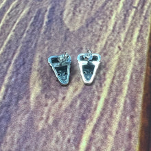 Load image into Gallery viewer, One pair 925 Sterling  Silver Skull Crown  earrings with stone eyes