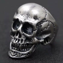 Load image into Gallery viewer, 925 Hallmarked Sterling Silver Skull Ring With Crack Detail.