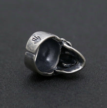 Load image into Gallery viewer, 925 Hallmarked Sterling Silver Skull Ring With Crack Detail.