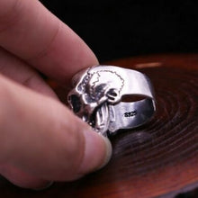 Load image into Gallery viewer, 925 Hallmarked Sterling Silver Skull Ring With Crack Detail.