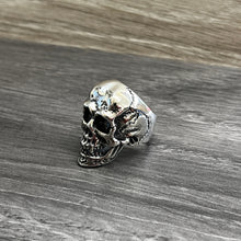 Load image into Gallery viewer, 925 Hallmarked Sterling Silver Skull Ring With Crack Detail.