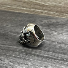 Load image into Gallery viewer, 925 Hallmarked Sterling Silver Skull Ring With Crack Detail.