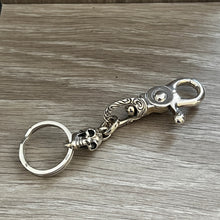 Load image into Gallery viewer, Skull Keyring